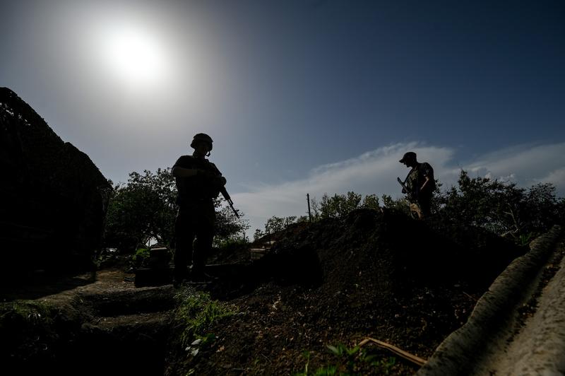 Photo of video | Imagini suprarealiste: Un grup de soldați ruși așteaptă să cadă o bombă asupra lor, fără a încerca să scape cu viață
